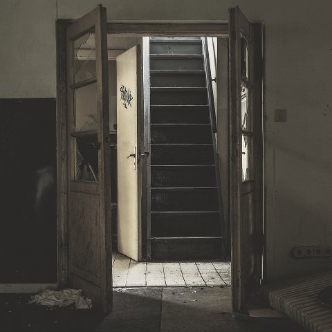 Nawiedzone miejsca w Polsce: udokumentowane relacje i przewodnik po zjawiskach paranormalnych