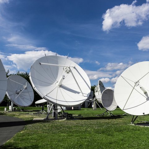 Zdjęcie: Fast Radio Bursts: co wysyła sygnały z odległych galaktyk